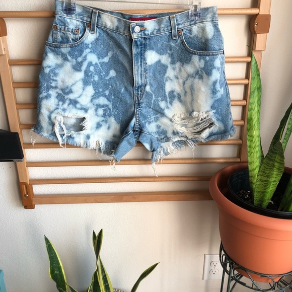 Vintage Levi's 550 Relaxed Fit Bleach Died Cut Off Denim Jean Shorts - Picture 1 of 13